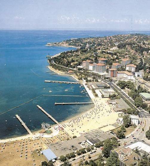 Portoroz verfügt über einen der wenigen Sandstrände an der slowenischen Küste – der künstlich aufgeschüttet wurde. Foto: apa