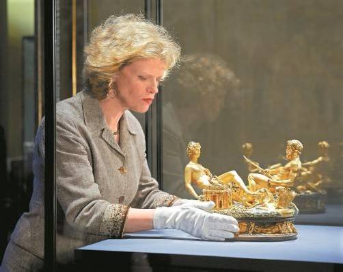 Sabine Haag mit dem wertvollen Ausstellungsstück. Foto: APA