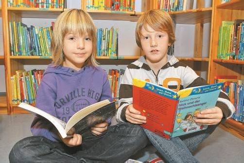 Schmökern für andere zur Probe: Sina und Luca von der Volksschule Götzis-Blattur. Foto: VN/HOFMEISTER