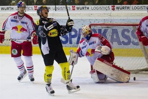 So jubelte DEC-Stürmer Matt Keith beim letzten Heimspiel gegen Salzburg über die 1:0-Führung – die Bulldogs haben sich auch heute gegen die Startruppe aus der Mozartstadt einiges vorgenommen. Foto: Steurer