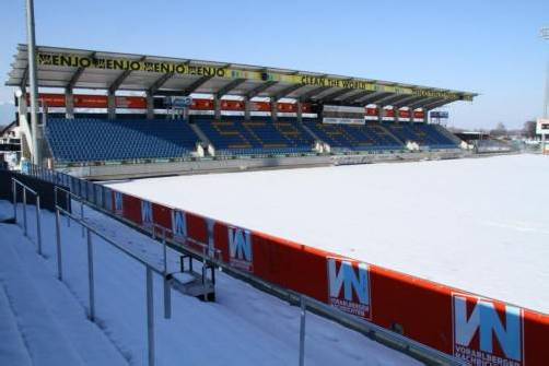 Sowohl die Tribünen als auch der Platz in der Cashpoint-Arena sind derzeit schneebedeckt. Das soll sich am Wochenende ändern. Foto: knobel