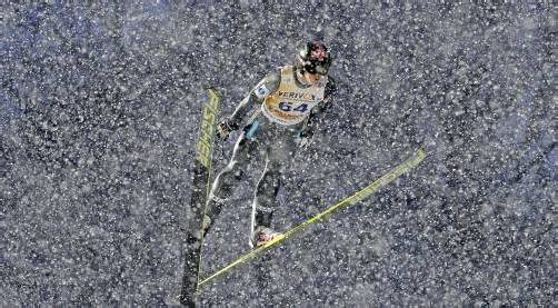 Starker Schneefall begleitete die Quali: Im Bild Tom Hilde. Foto: ap