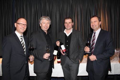 Stefan Moosbrugger (l.), die Winzer Friedrich „Weinrieder“ Rieder und Gerhard Markowitsch mit Geschäftsführer Thomas Schneider. FotoS: WAM