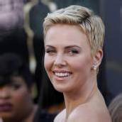 Charlize Theron als Sanitäterin