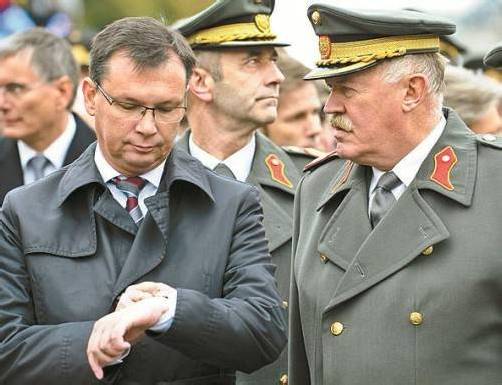 Verteidigungsminister Darabos (l.) mit Entacher. Foto: APA