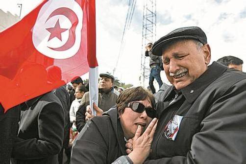 Viele Tunesier weinen um Belaid: „Ich bin unpolitisch, aber aus 70 Kilometern Entfernung gekommen“, sagt ein Mann. Foto: Reuters