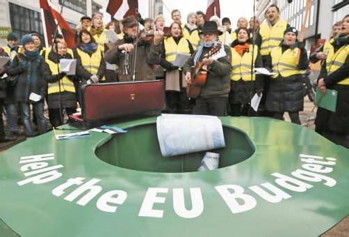 Vor dem EU-Gipfelgebäude in Brüssel: Baltische Bauern sammeln Spenden, damit keine Förderungen gekürzt werden müssen. Foto: Reuters