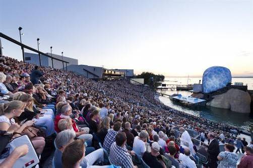 Wie viele Sitzplätze hat eigentlich die Tribüne der Bregenzer Festspiele? Circa 7000.