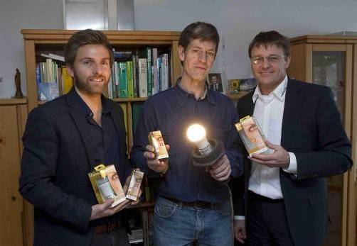 Willi Trahorsch (Mitte) durfte bei sich zu Hause 40 LED-Lampen von Ledon-Geschäftsführer Detlef Mikulsky (r.) und VN-Redakteur Tobias Hämmerle in Empfang nehmen. Foto: vn/Paulitsch
