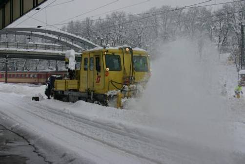 Zwei Schneepflugfahrzeuge der ÖBB sind in Vorarlberg im Dauereinsatz, damit der Schienenverkehr gewährleistet werden kann. Foto: ÖBB