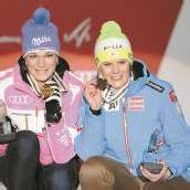 Hosp holt bei WM Kombi-Bronze Höfl-Riesch, Hosp (r.) strahlen /C2