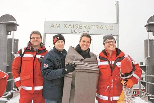 Gut umsorgt und in Decken gewickelt wurde Lanz nach seiner Ankunft „Am Kaiserstrand“ in Lochau.