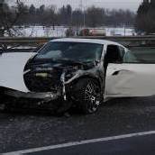 Mit Sportwagen in Leitschiene gekracht