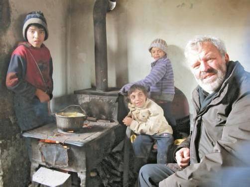 „Wir wollen mit den Menschen eine lebenswerte Existenz schaffen“, sagt Pater Georg Sporschill, auf dem Foto mit Roma in Ziegental. Foto: Privat