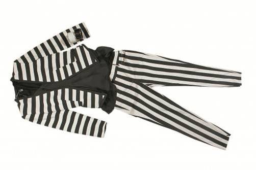 ￼ Streifen: Mango kombiniert gekonnt Quer- und Längsstreifen. Den Blazer gibt es um 49,99 Euro, das Shirt um 19,99 Euro und die Hose um 29,99 Euro.
