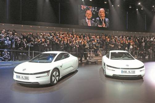 0,9 Liter auf 100 Kilometer. VW fährt in Genf den XL1 vor. Die Technologien sollen später in anderen Modellen Einzug halten.