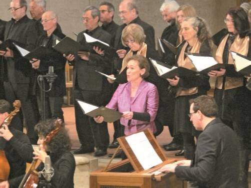 30 Sängerinnen und Sänger des „Collegium Vocale“ mit Solistin Birgit Plankel und Organist Michael Schwärzler. Fotos: jurmann