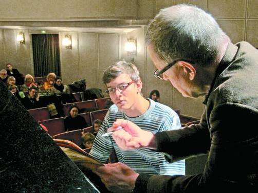 Aaron Pilsan im Meisterkurs mit dem finnischen Kursleiter Matti Raekallio. Foto: Jurmann