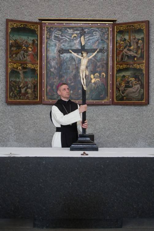 Abt Anselm: „So wie Christus die Arme am Kreuz ausbreitet, tut es der Priester in der Messe. Das drückt auch Offenheit aus.“ Foto: VN/Steurer
