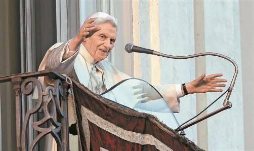 Als Papst ein letztes Mal vor Pilgern und Touristen: Benedikt XVI. in der Sommerresidenz Castel Gandolfo, wo er die nächsten zwei Monate verbringen wird. Foto: DAPD