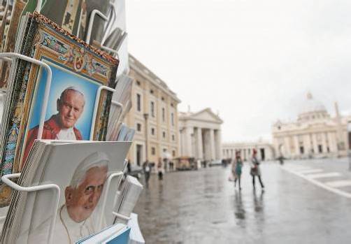 Ansichtskarten mit den Porträts von Johannes Paul II. (oben) und Benedikt XVI.: In wenigen Tagen wird feststehen, wer ihnen nachfolgt.