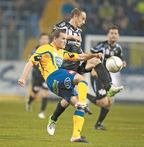 Auf Tore von Hannes Aigner (im Bild rechts im Zweikampf mit St. Pöltens Bernhard Kotinsky) hoffen die Altacher Fans. Foto: diener