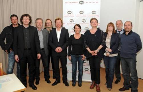 Axel Renner (5. v. l. ) übernimmt und wird von einem großen Team bei seiner Präsidentschaft unterstützt. Foto: Vorarlberger Presseclub