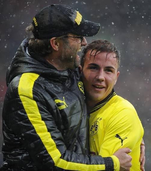 BVB-Coach Klopp will mit Mario Götze den Aufstieg feiern. Foto: epa