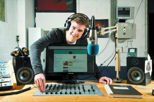 Bei Radio Proton lebt Philipp Braun jeden Samstag seinen Traum vom Radiomoderator. Foto: VN/Steurer