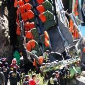 Bus stürzt in Schlucht