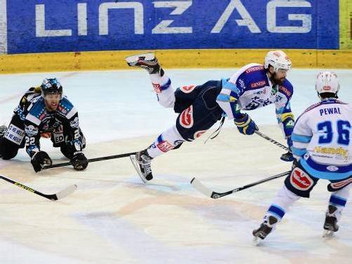 Brett Engelhardt (l.) und seine Linzer Kollegen stellten dem Villacher SV (r. Brad Cole) im entscheidenden Viertelfinal-Spiel ein Bein. Foto: epa