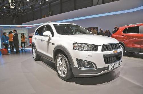 Chevrolet zeigt in Genf den optisch dezent überarbeiteten SUV Captiva als Weltpremiere.