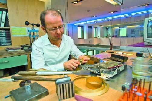 Christian Ebner arbeitet noch in einer klassischen Goldschmiedewerkstatt. Die edlen Teile werden von Hand angefertigt. FOTOS: PHILIPP STEURER