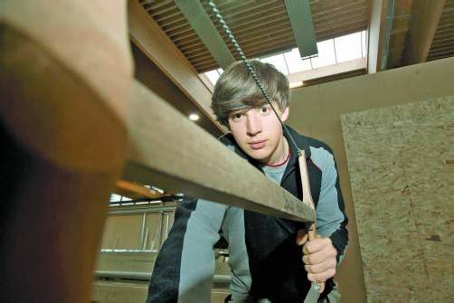 Daniel Engstler beim Sägen eines Werkstücks. Der 17-Jährige absolviert derzeit sein zweites Lehrjahr bei Dobler Holzbau. FOTOS: ROLAND PAULITSCH