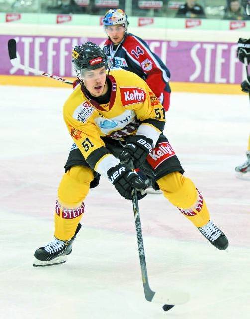 Daniel Woger macht im Dress der Vienna Capitals gegen den KAC Jagd auf den ersten Meistertitel. Foto: gepa
