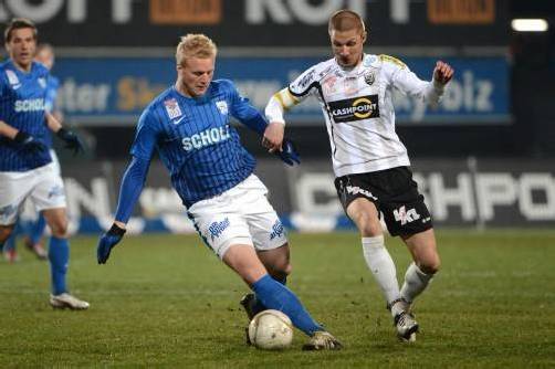 Das Duell zwischen Torjäger David Witteveen (links) und SCRA-Kapitän Philipp Netzer (rechts) entschied dieses Mal der Altacher Mittelfeldspieler für sich. Foto: gepa