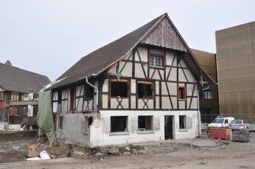 Das Fachwerkhaus in Hard wird entkernt und umgebaut. Foto: afp