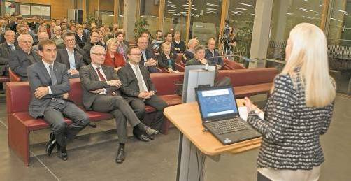 Das Konzept der Vorarlberger Lebenshilfe beruht auf sieben Säulen oder „Brückenschlägen“, wie es Geschäftsführerin Michaela Wagner bei ihrem Referat im Foyer der FH nannte. Fotos: VN/Hartinger