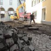 Ockergelber Belag für die Färbergasse
