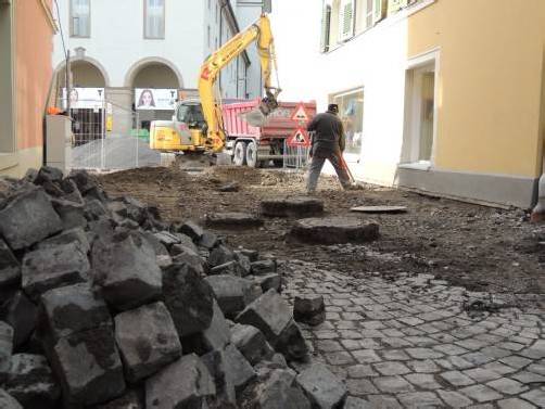 Das Kopfsteinpflaster in der Bregenzer Färbergasse wird entfernt und gegen den ockergelben Belag des neuen Kornmarktplatzes ersetzt.