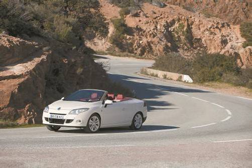 Das Renault Mégane Coupé-Cabriolet fährt heuer in der Sonder-Edition
„Floride“ in die Freiluftsaison – nach wie vor mit dem Faltdach aus Glas.