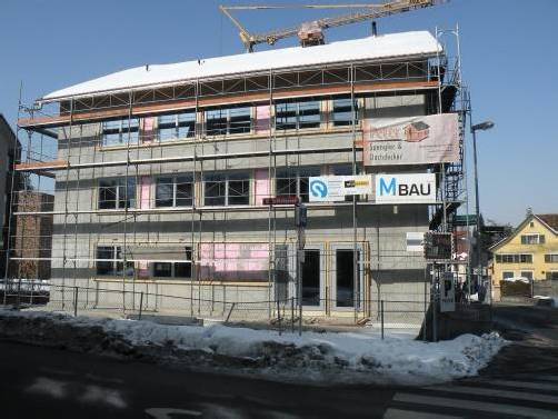 Das neue Wohn- und Geschäftshaus bietet Platz für sechs Wohnungen. Foto: eh