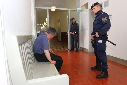 Der 48-Jährige soll sich an einem Jugendlichen vergangen haben.