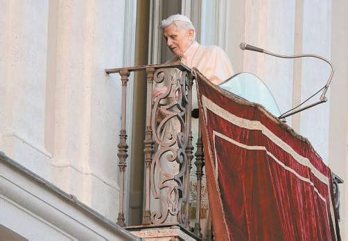 Der Augenblick des Rückzugs: Benedikt XVI. am Donnerstagabend in Castel Gandolfo, südöstlich von Rom. foto: EPA