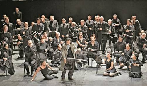 Der Chor am Stuttgarter Haus ist bestens aufgestellt, und das hat diese Produktion auch gerettet. Foto: OpernHaus/Schäfer