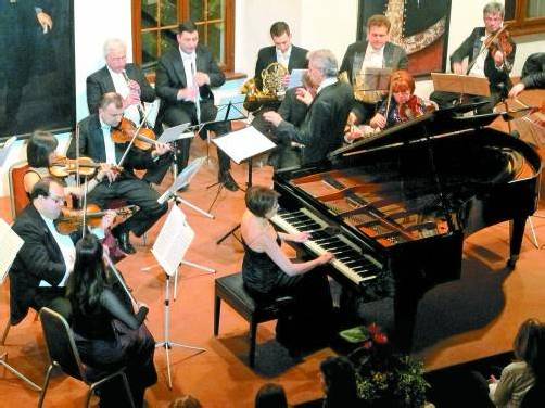 Der Dirigent Rengim Gökmen und die Solistin Rüya Taner haben das Arpeggione-Kammerorchester zu Höchstleistungen inspiriert. Foto: ju
