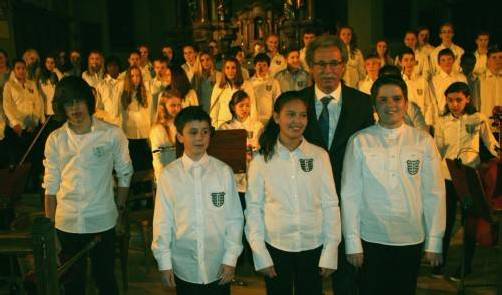 Der Schubertchor der Musikmittelschule Bregenz singt unter der Leitung von Wolfgang Schwendinger.
foto: musik in herz jesu