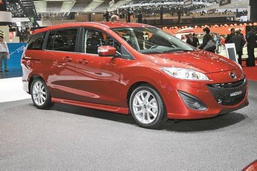 Dezent aufgefrischt. Der Mazda5 erfährt wie auch der kleine Roadster MX5 optisch ein Verjüngung.