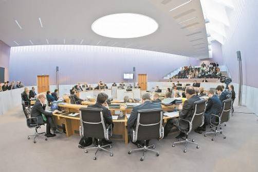 Die 36 Landtagsabgeordneten legen offen, der Vorarlberger Landtag wird zum Vorreiter in Österreich – und der „gläserne“ Abgeordnete damit Realität. Foto: vn/steurer
