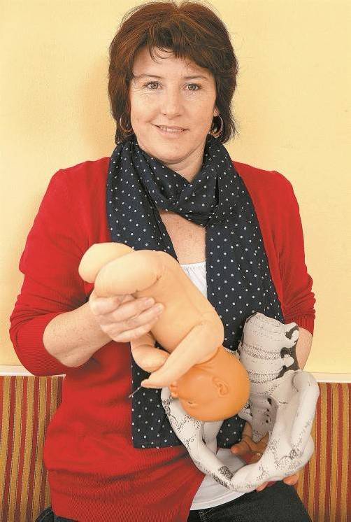 Die Arbeit von Helga Hartmann beschränkt sich nicht nur auf den Kreißsaal. Ein wichtiger Aspekt ist auch die Vor- und Nachsorge. vn/Hartinger